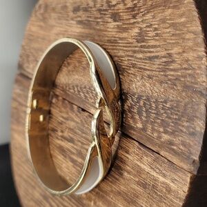 14k hinge white eggshell bracelet B2838